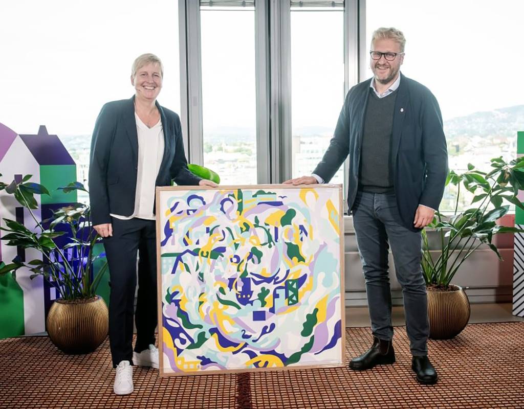 CEO of EpiGuard, Ellen Cahtrine Andersen accepts the prize from Vegar Andersen, advisor for the City of Oslo’s Vice Mayor for Business Development and Public Ownership. K. Gaare/Oslo Innovation Week Photo