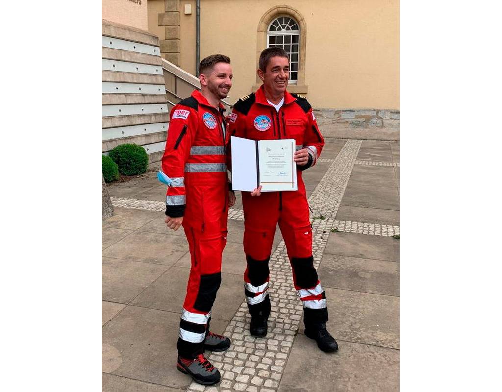 Stefan Nusser, paramedic with “Christoph 111”, and Peter Kennemann, pilot of “Christoph 111”, with the Adenauer-De Gaulle Prize certificate. LAR Photo