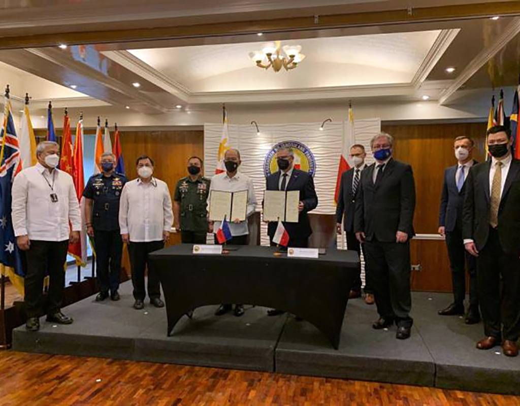 The Secretary of National Defense of the Philippines Delfin N. Lorenzana (at table left) formally signed the contract for 32 additional S-70i Black Hawk helicopters with President, General Director of PZL Mielec Janusz Zakręcki. Lockheed Martin Photo