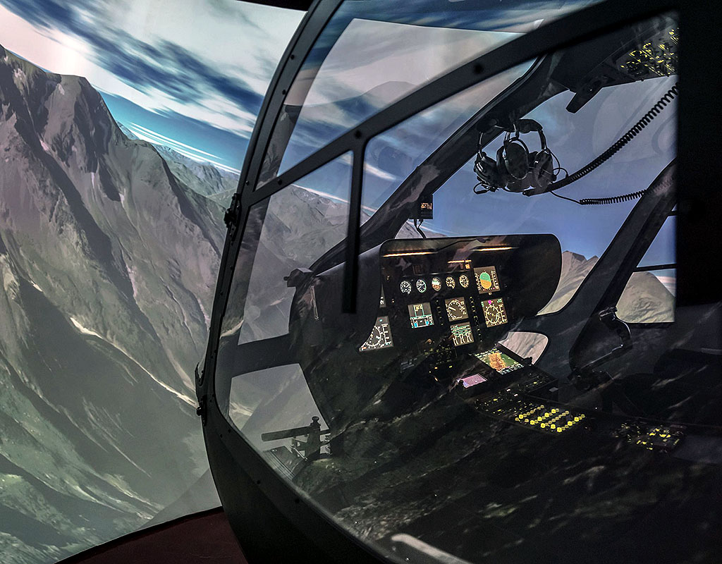 The H11/H135 FTD Level 2 simulator includes a spherical visual system with a field of view of 200º x 70º and six top-quality full HD projectors. Entrol Photo