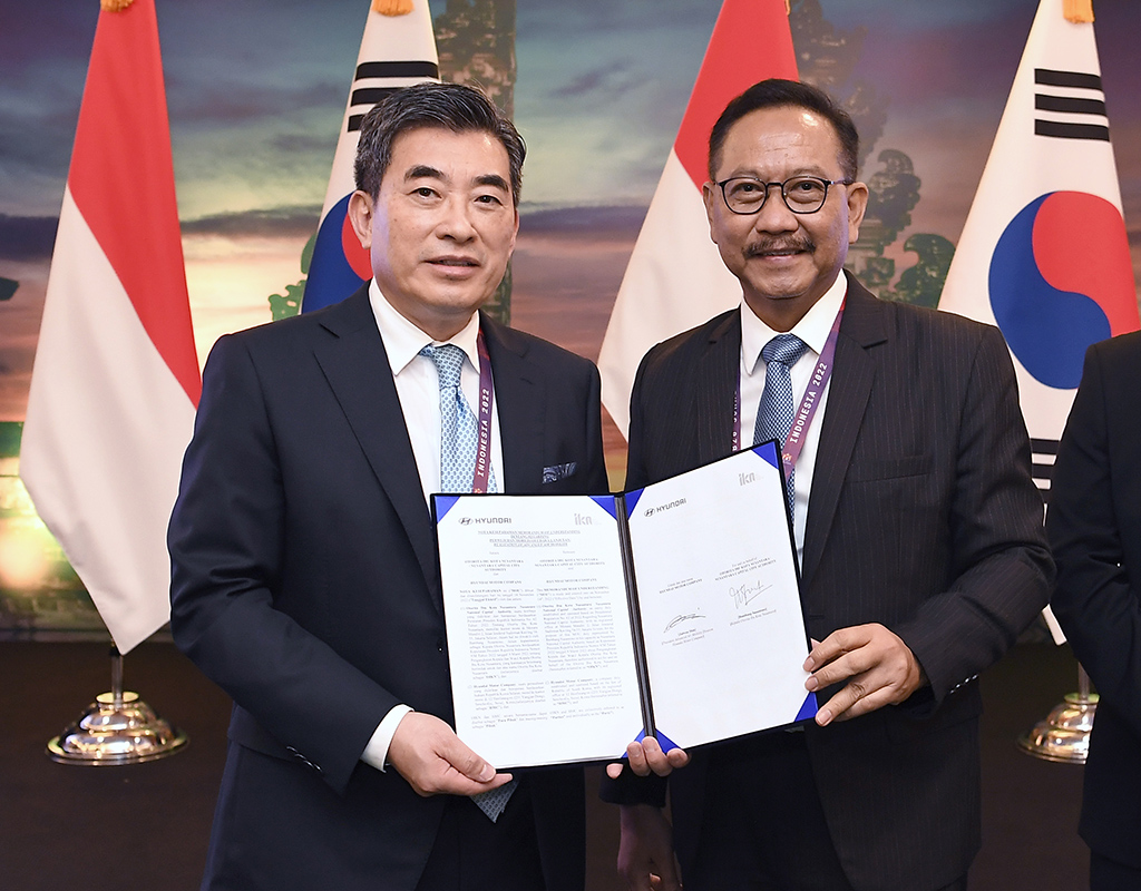 From left: Jaiwon Shin, president and head of Hyundai Motor Group’s Advanced Air Mobility Division; Bambang Susantono, head of the Nusantara Capital City Authority. Hyundai Photo