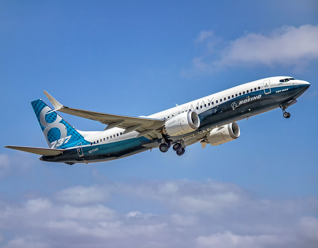 A Boeing 737 MAX jet taking of from KLGB