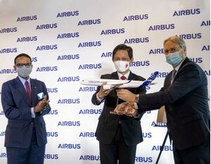 (Left-right) Anand Stanley, President Airbus Asia-Pacific, Christian Scherer, Chan Chun Sing, Minister for Trade and Industry, Airbus Chief Commercial Officer, Head of International and Member of the Airbus Executive Committee at the Airbus Singapore campus inauguration. Airbus Photo